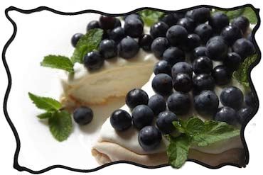 Pavlova cake with dark grapes